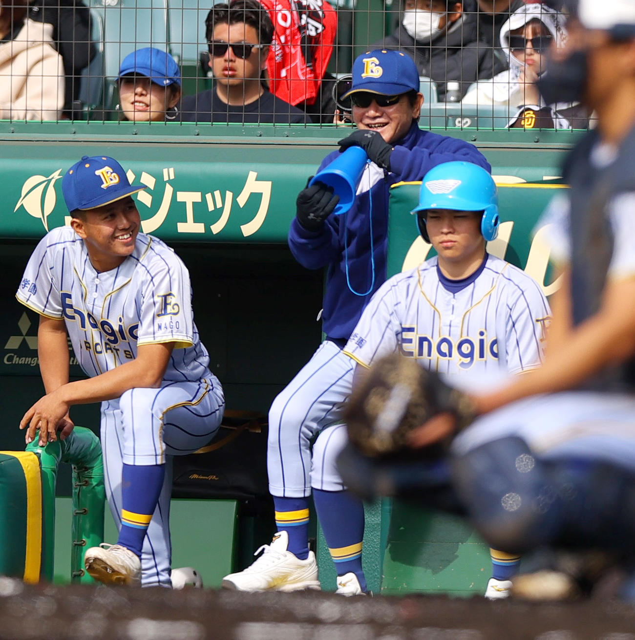 智弁和歌山対エナジックスポーツ　メガホンを手に笑顔を見せるエナジックスポーツ・神谷監督（中央）（撮影・上山淳一）