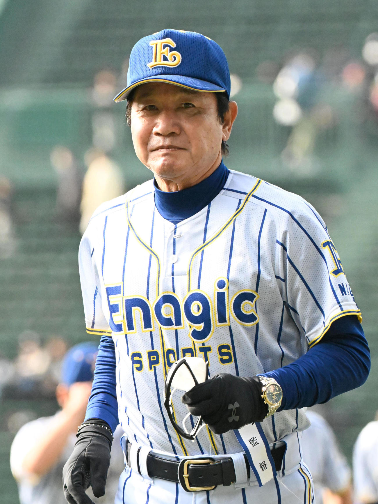 智弁和歌山対エナジック　試合前アルプスにあいさつをしベンチに引き揚げるエナジックの神谷監督（撮影・石井愛子）