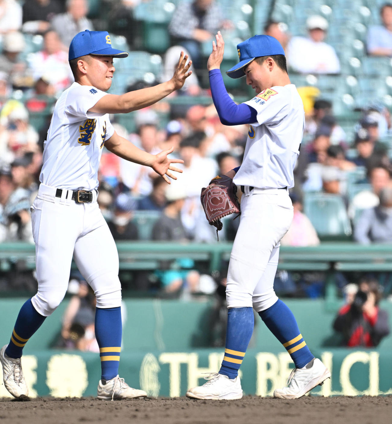 聖光学院対早実　早実に勝利しナインとハイタッチする大嶋（右）（撮影・石井愛子）