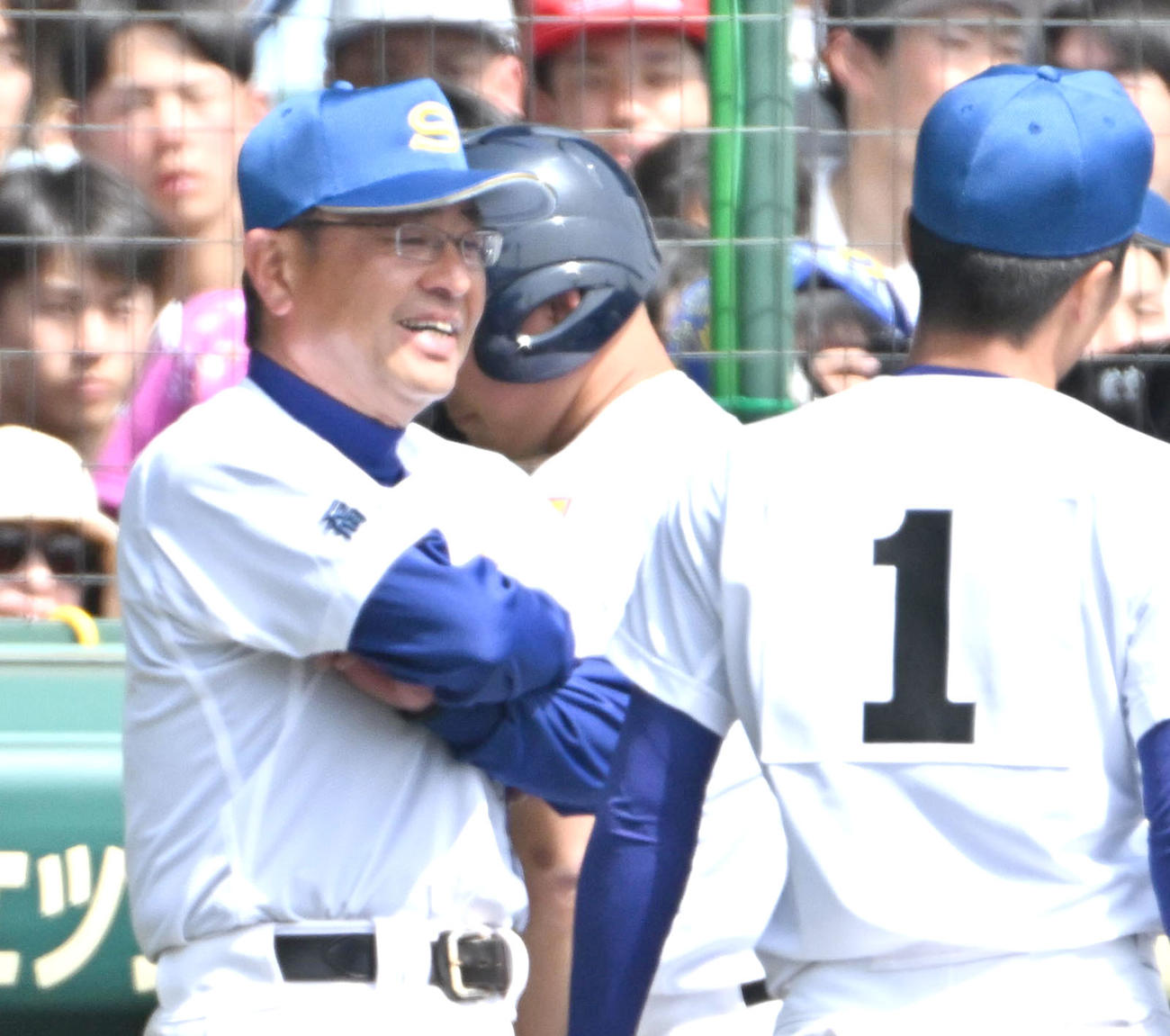 聖光学院対早実　1回裏を終えナインを笑顔で迎える聖光学院の斉藤監督（撮影・石井愛子）
