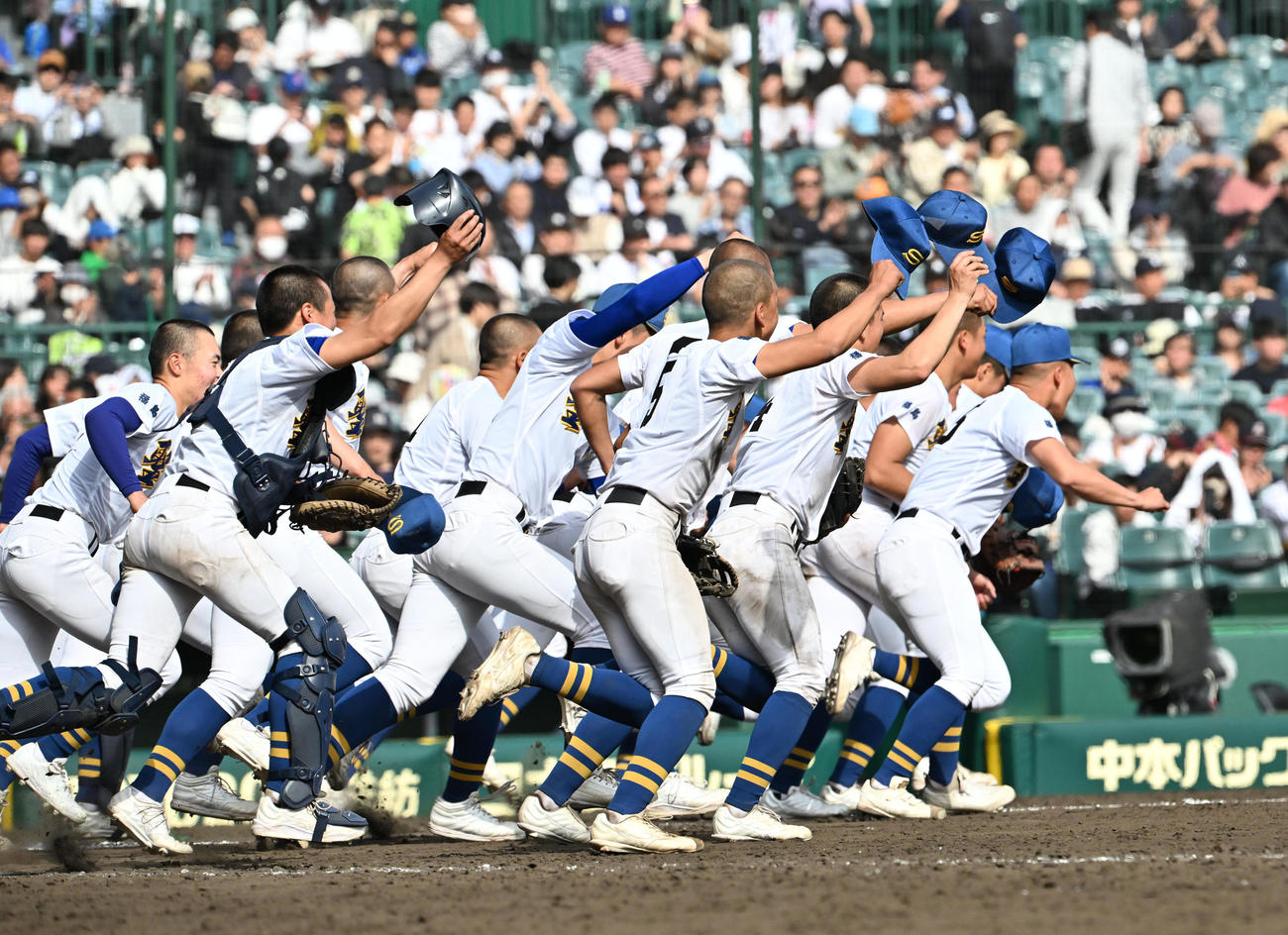 聖光学院対早実　早実に勝利しアルプスに駆け出す聖光学院ナイン（撮影・石井愛子）