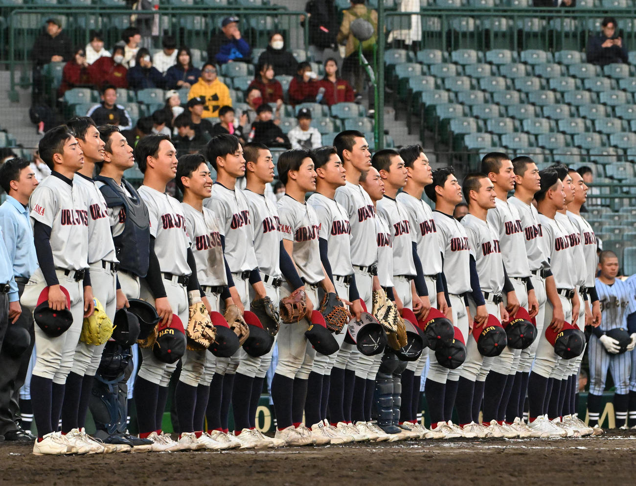 浦和実対東海大札幌　東海大札幌に勝利し校歌を歌う浦和実ナイン（撮影・石井愛子）
