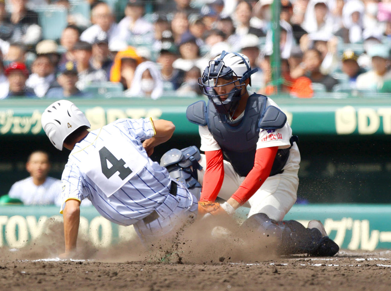 智弁和歌山対エナジックスポーツ　7回裏エナジックスポーツ2死二、三塁、捕手・山田凜（右）は本盗を狙ったイーマンを封殺する（撮影・上山淳一）