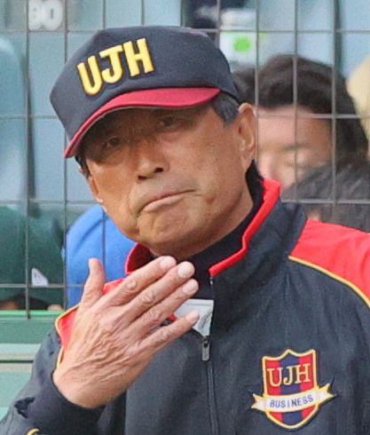 浦和実対東海大札幌　7回表、サインを出送る浦和実・辻川監督（右）（撮影・上山淳一）