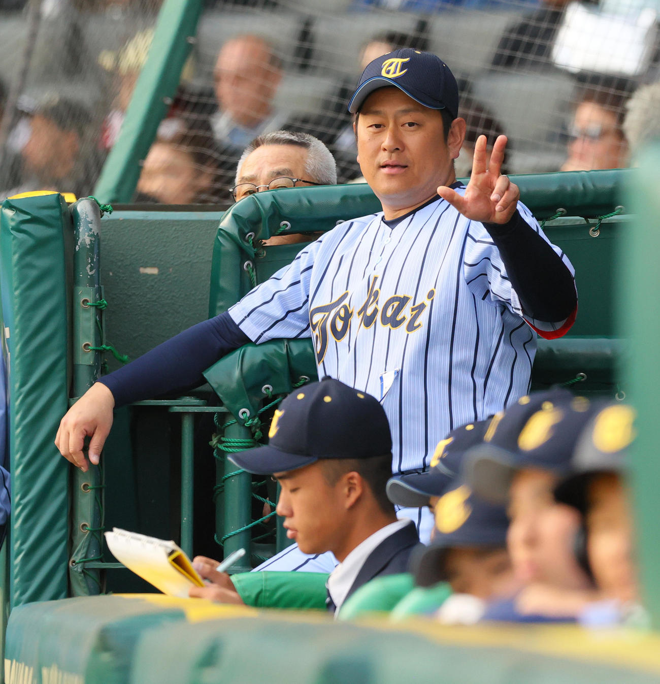 浦和実対東海大札幌　ベンチで選手を呼ぶ東海大札幌・遠藤監督（撮影・上山淳一）