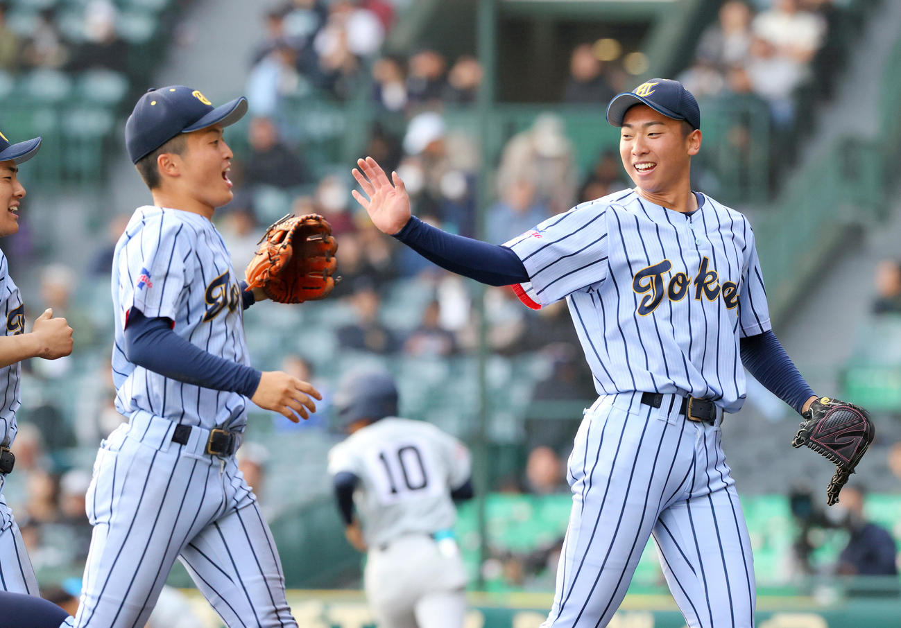 浦和実対東海大札幌　7回表浦和実1死一塁、高橋（右）は代打田谷野を二ゴロ併殺に仕留め笑顔でナインとベンチに引き揚げる（撮影・上山淳一）