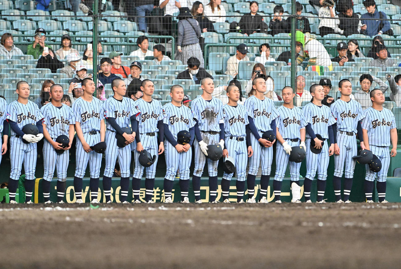 浦和実対東海大札幌　浦和実に負け肩を落とす東海大札幌ナイン（撮影・石井愛子）