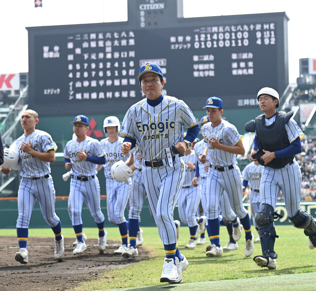 智弁和歌山対エナジックスポーツ　智弁和歌山に負け肩を落とすエナジックスポーツナイン。神谷監督（中央）（撮影・石井愛子）