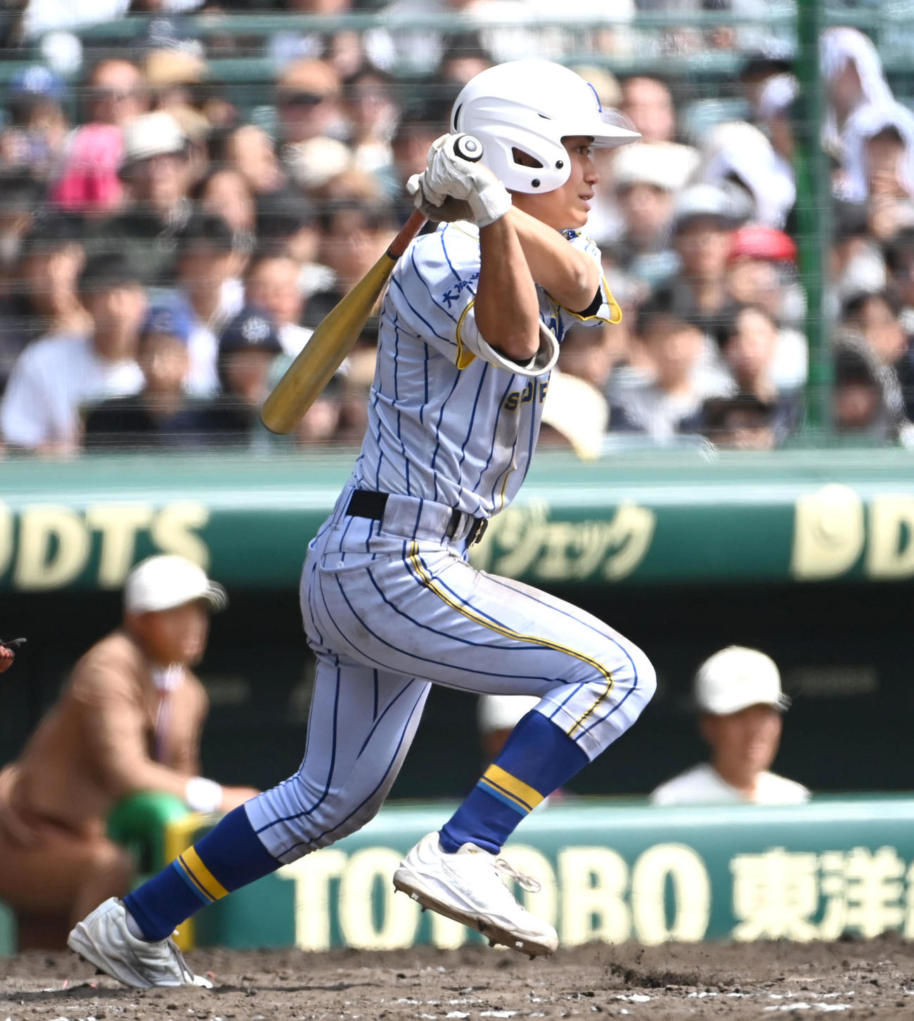 智弁和歌山対エナジックスポーツ　9回裏エナジックスポーツ1死　イーマンは中安打を放つ（撮影・石井愛子）