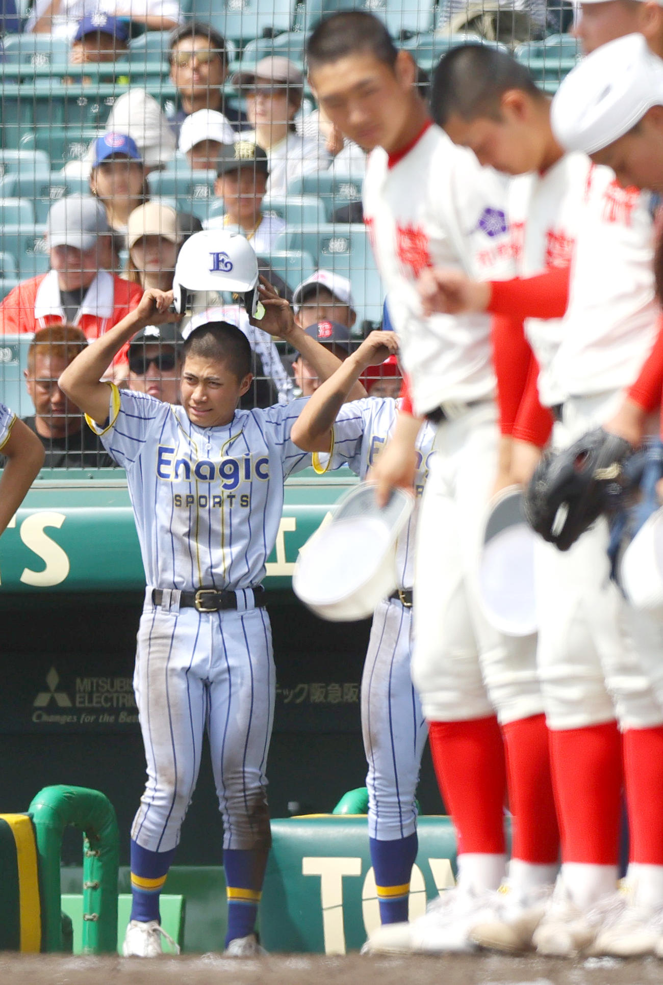 智弁和歌山対エナジックスポーツ　智弁和歌山に敗れたエナジックスポーツ・イーマンはヘルメットを取って整列する（撮影・上山淳一）
