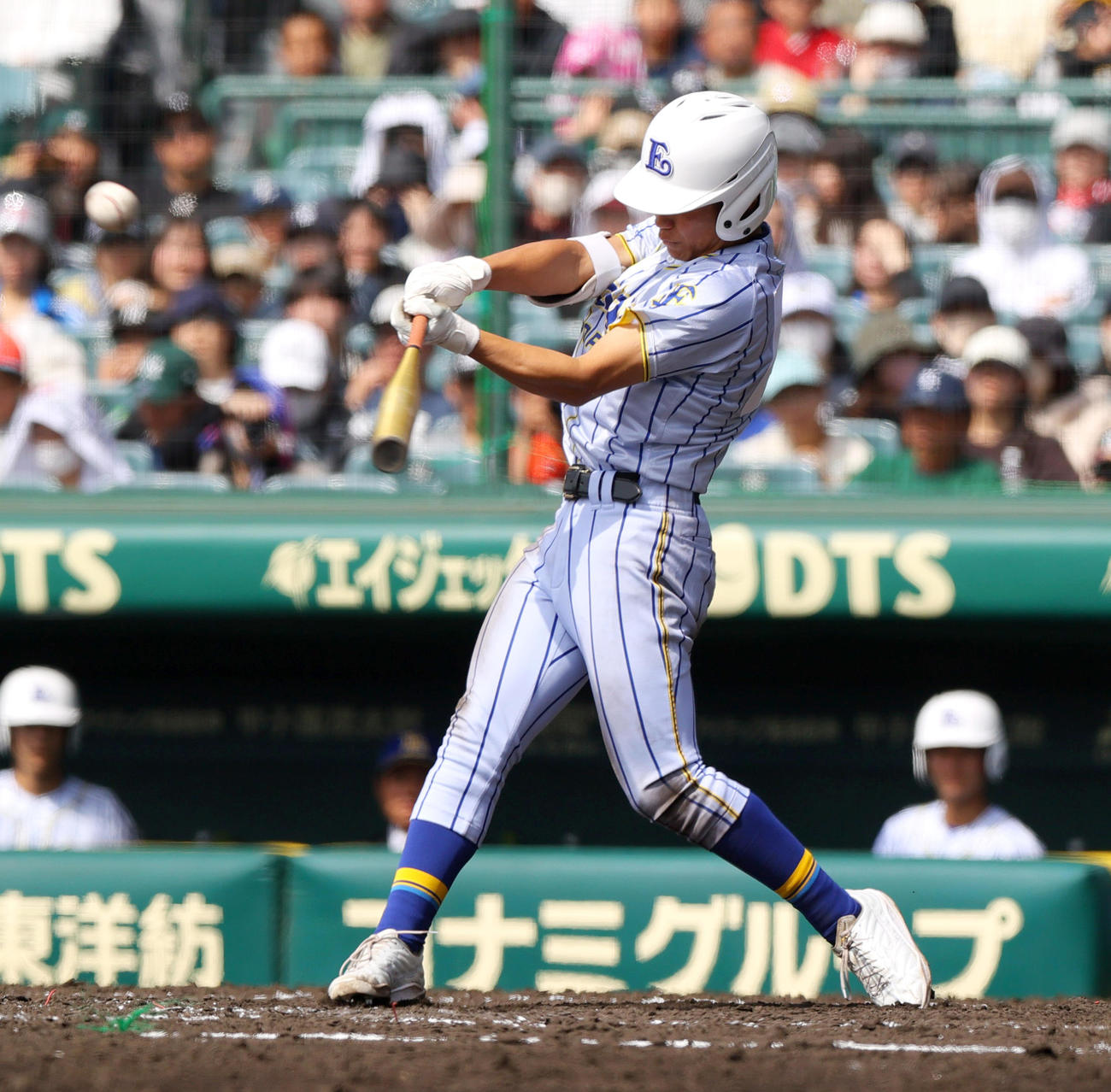 智弁和歌山対エナジックスポーツ　5回裏エナジックスポーツ1死、イーマンは左二塁打を放つ（撮影・上山淳一）
