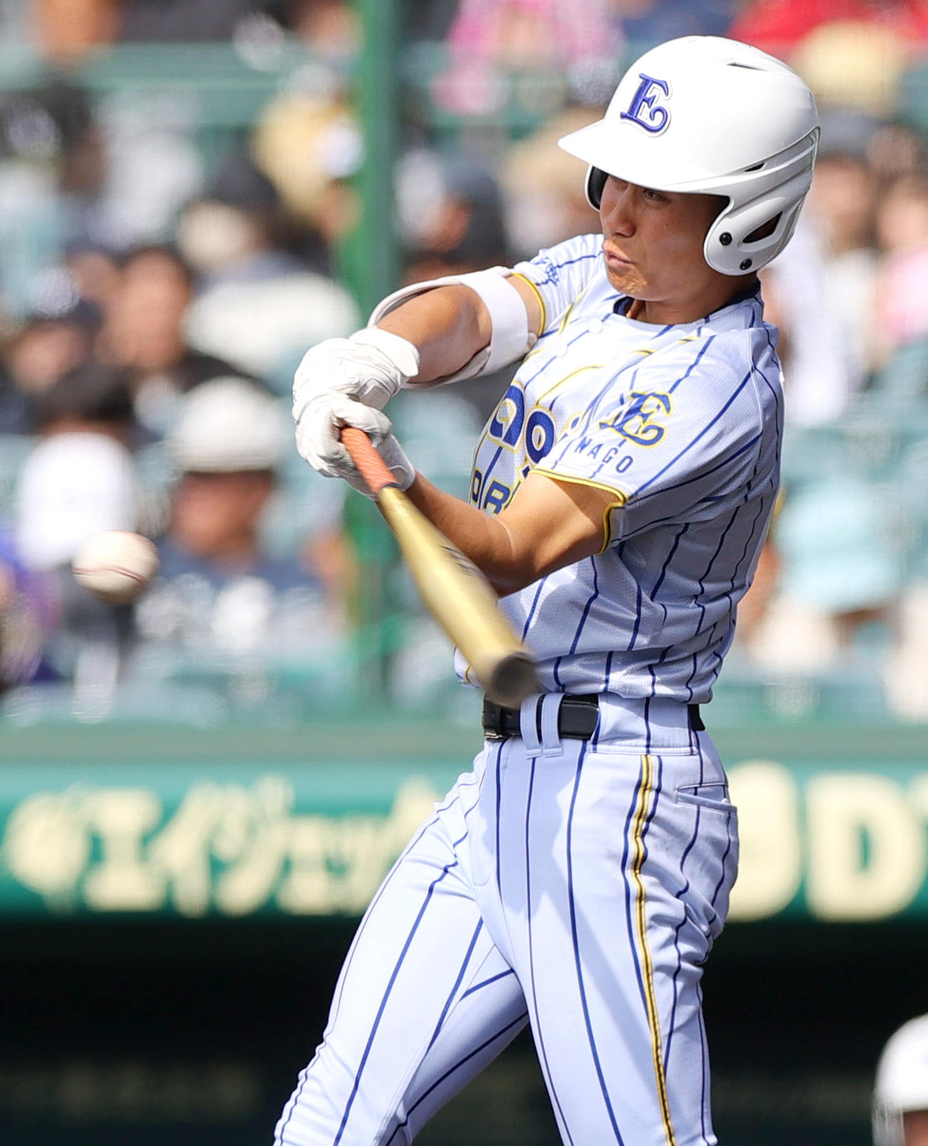 智弁和歌山対エナジックスポーツ　3回裏エナジックスポーツ1死、イーマンは右前打を放つ（撮影・上山淳一）