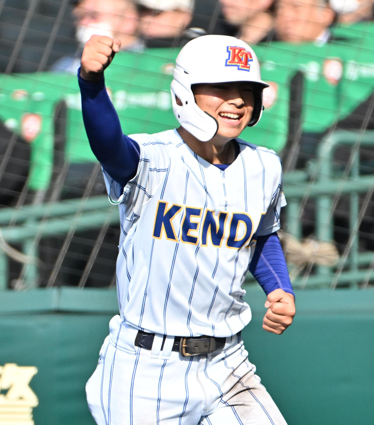 健大高崎対花巻東　1回表健大高崎1死二塁、秋山潤琉の遊内野安打で生還する石田（撮影・石井愛子）