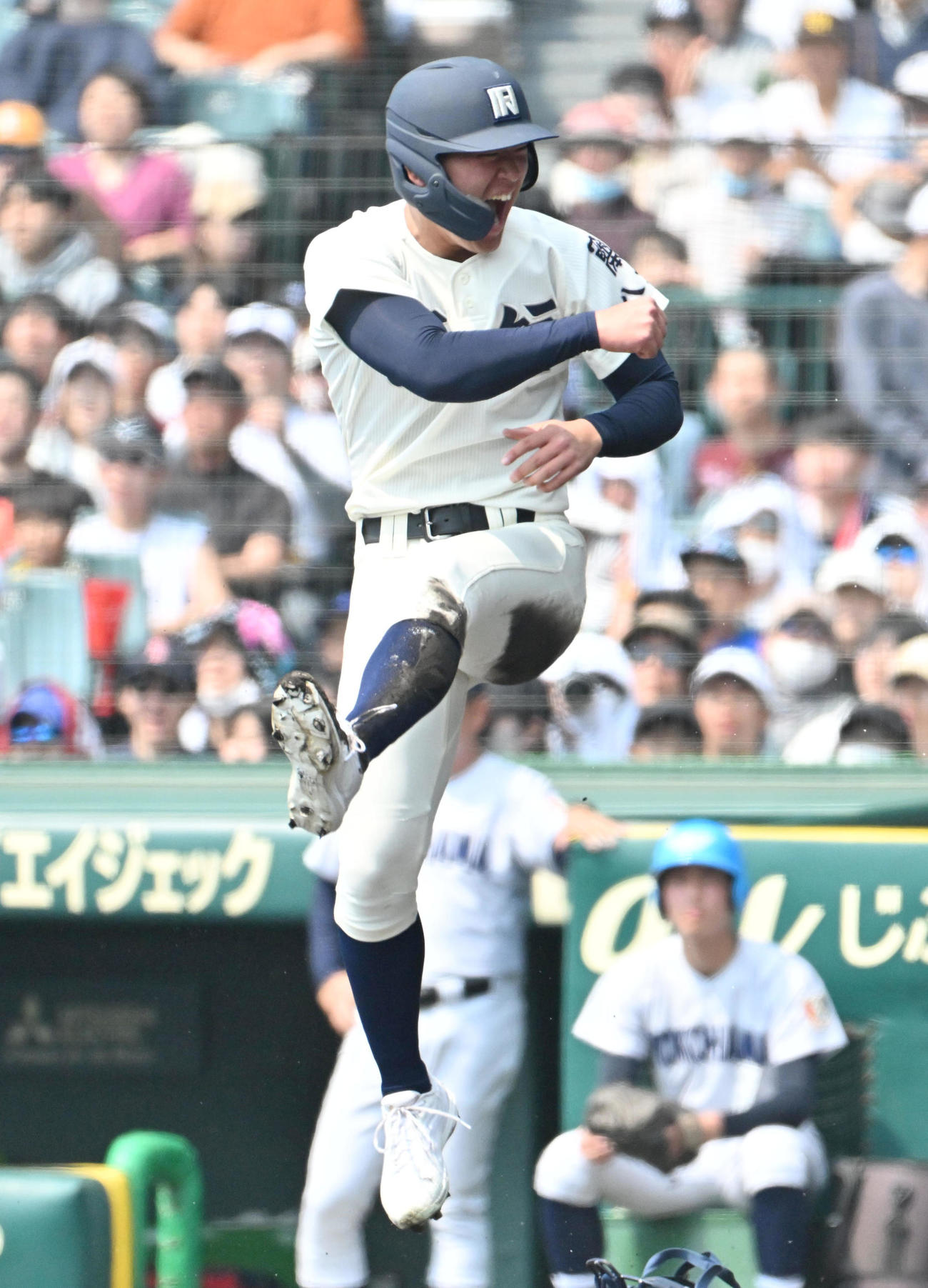 西本短大付対横浜　2表西本短大1死二塁、湯山の適時打で生還する安田（撮影・石井愛子）