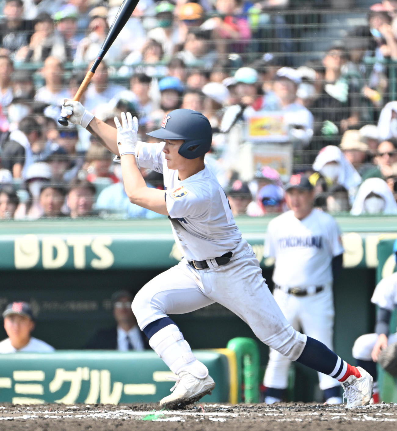 西本短大付対横浜　6回裏横浜1死二塁、為永は右適時打を放つ（撮影・石井愛子）