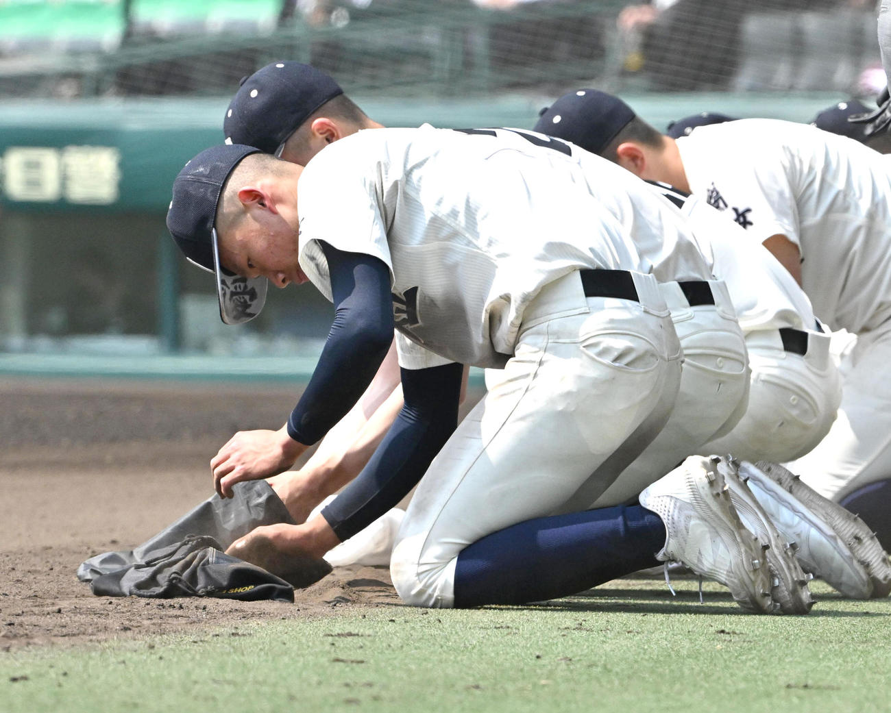 西本短大付対横浜　甲子園の土を袋に入れる西本短大付ナイン（撮影・石井愛子）