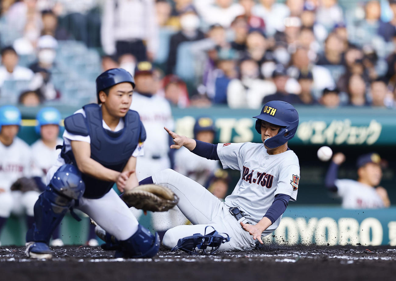 浦和実対聖光学院　3回表浦和実1死一、二塁、野本の適時二塁打で生還する山根。捕手仁平（撮影・藤尾明華）