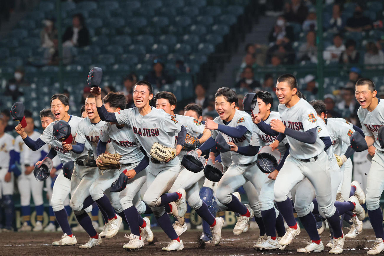 浦和実対聖光学院　タイブレークで聖光学院に勝利し、応援席に向かって笑顔で駆けだす浦和実ナイン（撮影・上山淳一）