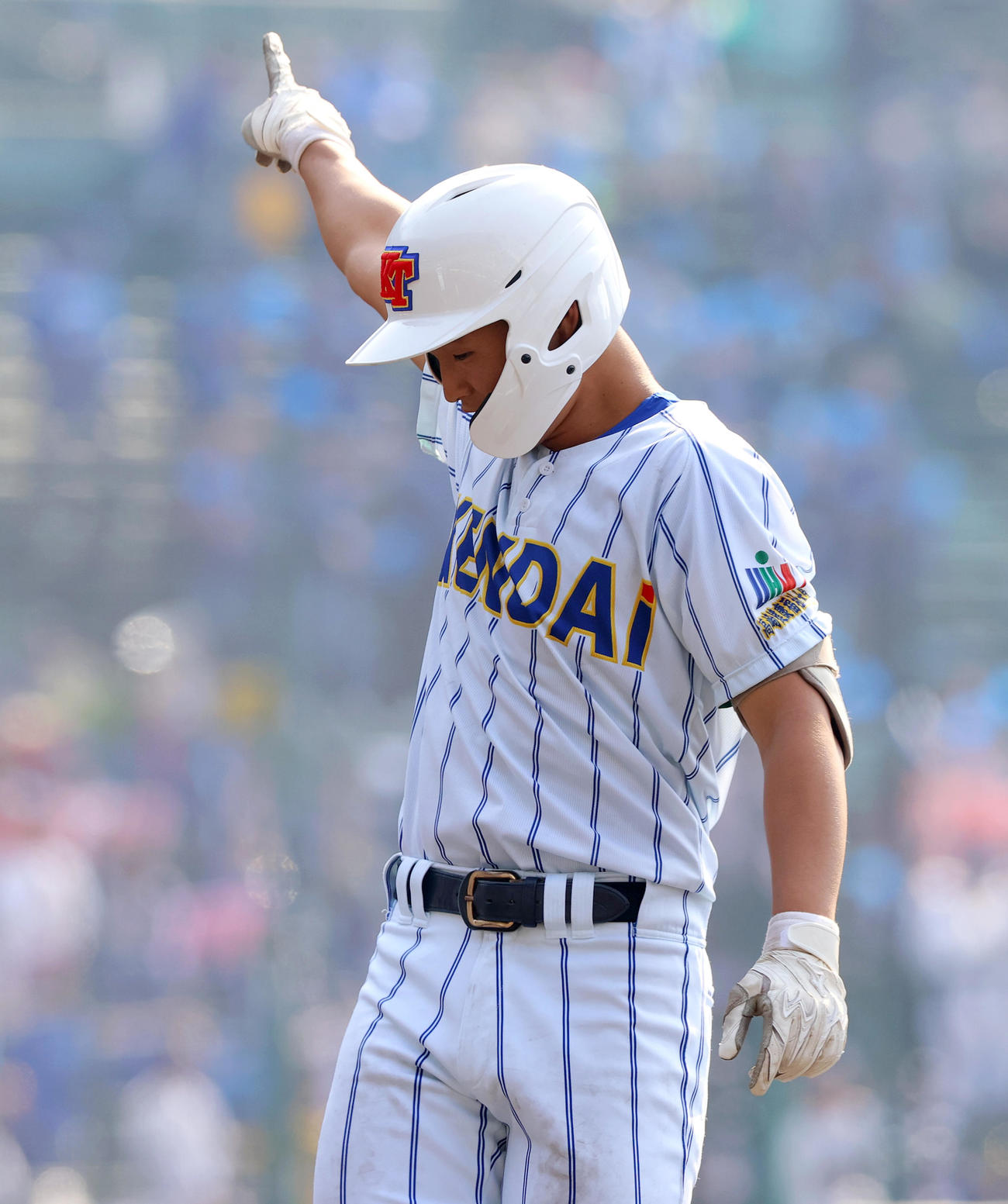 健大高崎対花巻東　4回表健大高崎2死二、三塁、秋山は中前2点適時打を放ち一塁でポーズを決める（撮影・上山淳一）