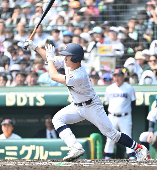 西本短大付対横浜 6回裏横浜1死二塁、為永は右適時打を放つ(撮影・石井愛子)