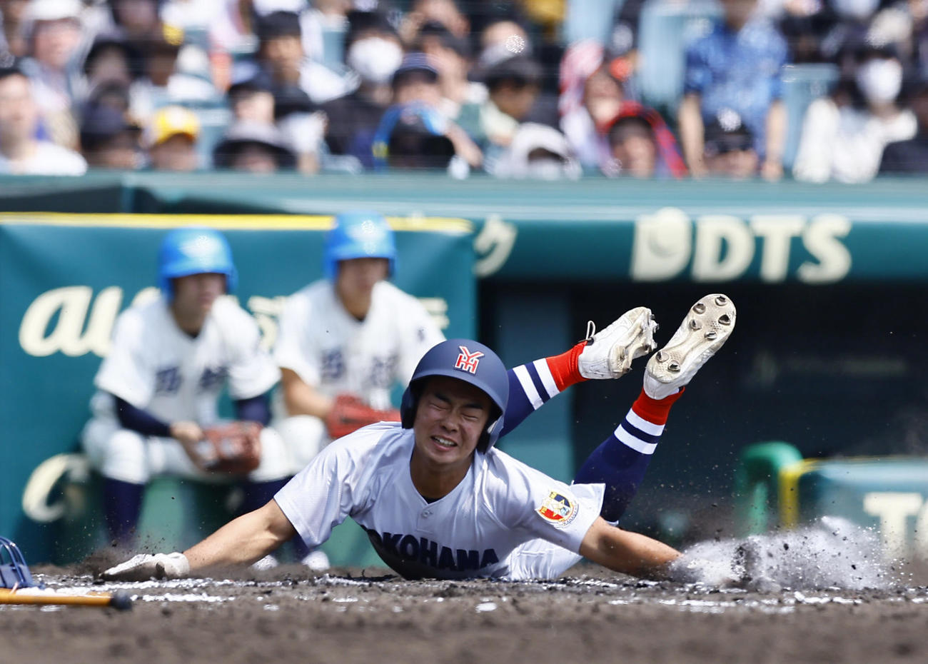 西本短大付対横浜　6回裏横浜1死二塁、為永の右前適時打で生還する今村（撮影・藤尾明華）