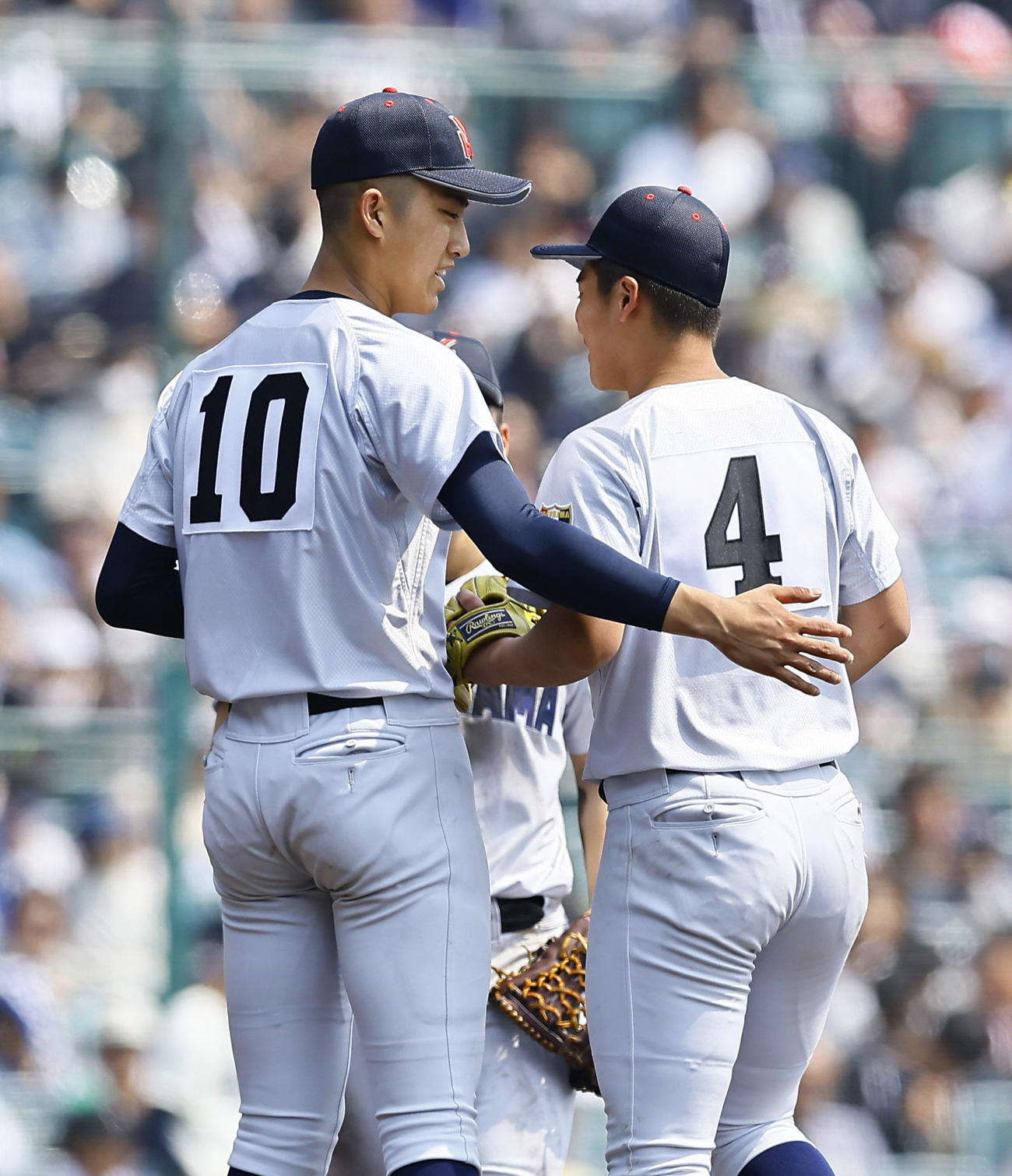 西日本短大付対横浜　5回表西日本短大付1死一塁、失策をした奥村凌（右）に声をかける織田（撮影・藤尾明華）