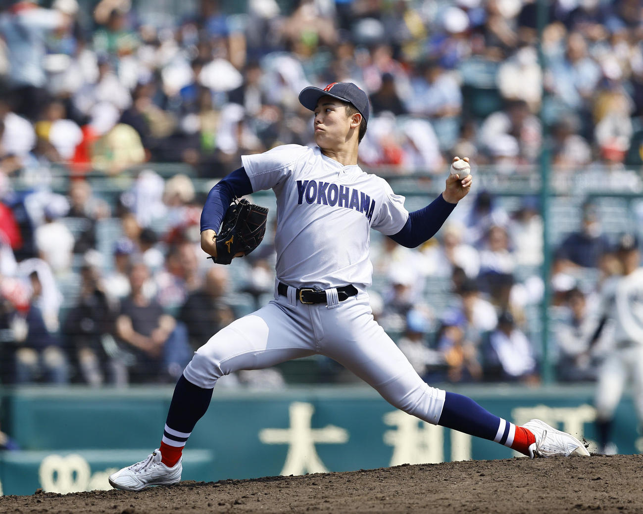 西日本短大付対横浜　6回、2番手で登板した横浜・奥村頼（撮影・藤尾明華）