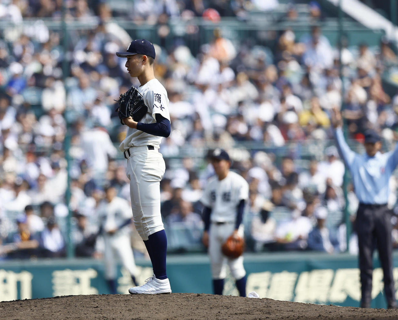 西日本短大付対横浜　6回裏横浜1死一、三塁、梶原がボークを取られ失点する（撮影・藤尾明華）