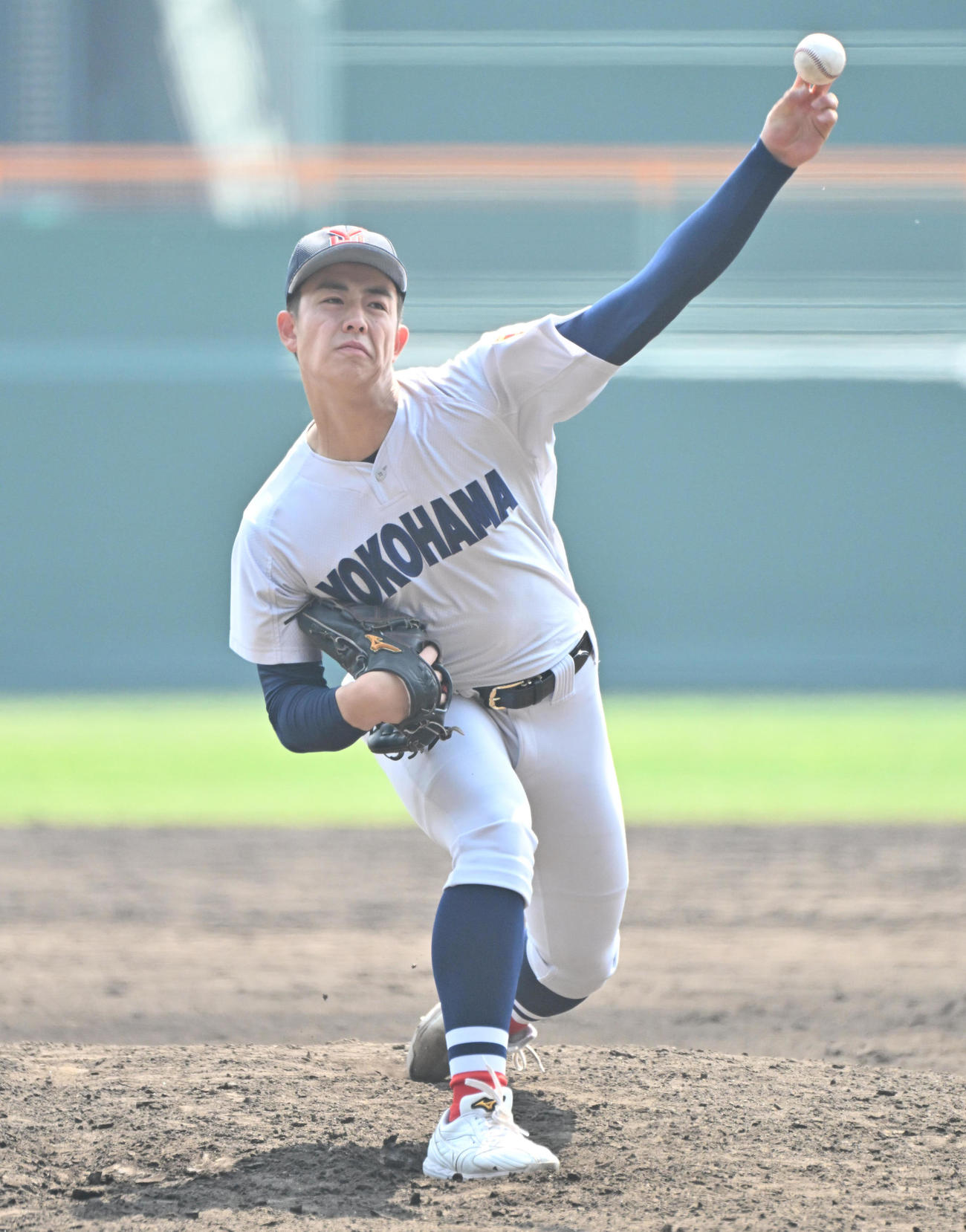 西本短大付対横浜　力投する横浜の奥村（撮影・石井愛子）