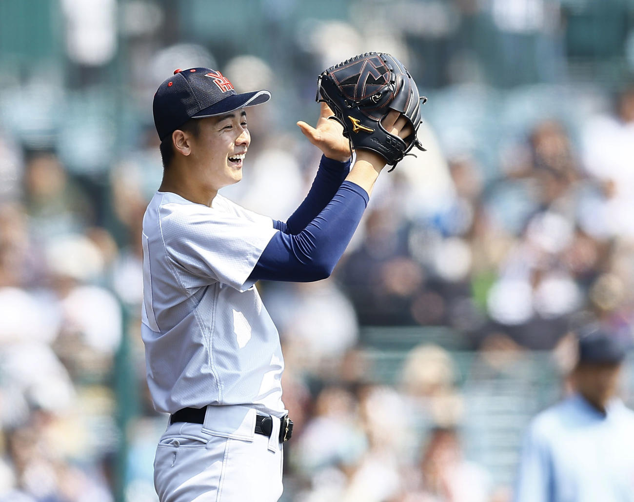 西本短大付対横浜　7回、味方の好守にグラブをたたく横浜・奥村頼（撮影・藤尾明華）