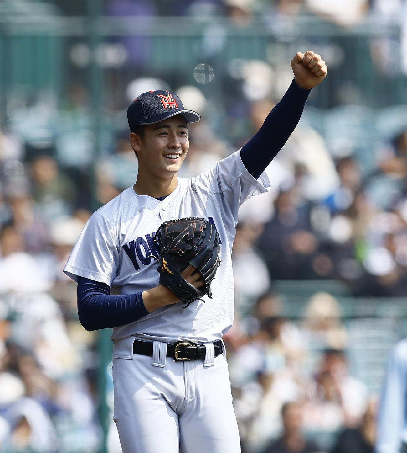 西本短大付対横浜　7回、味方の好守にガッツポーズをする横浜・奥村頼（撮影・藤尾明華）