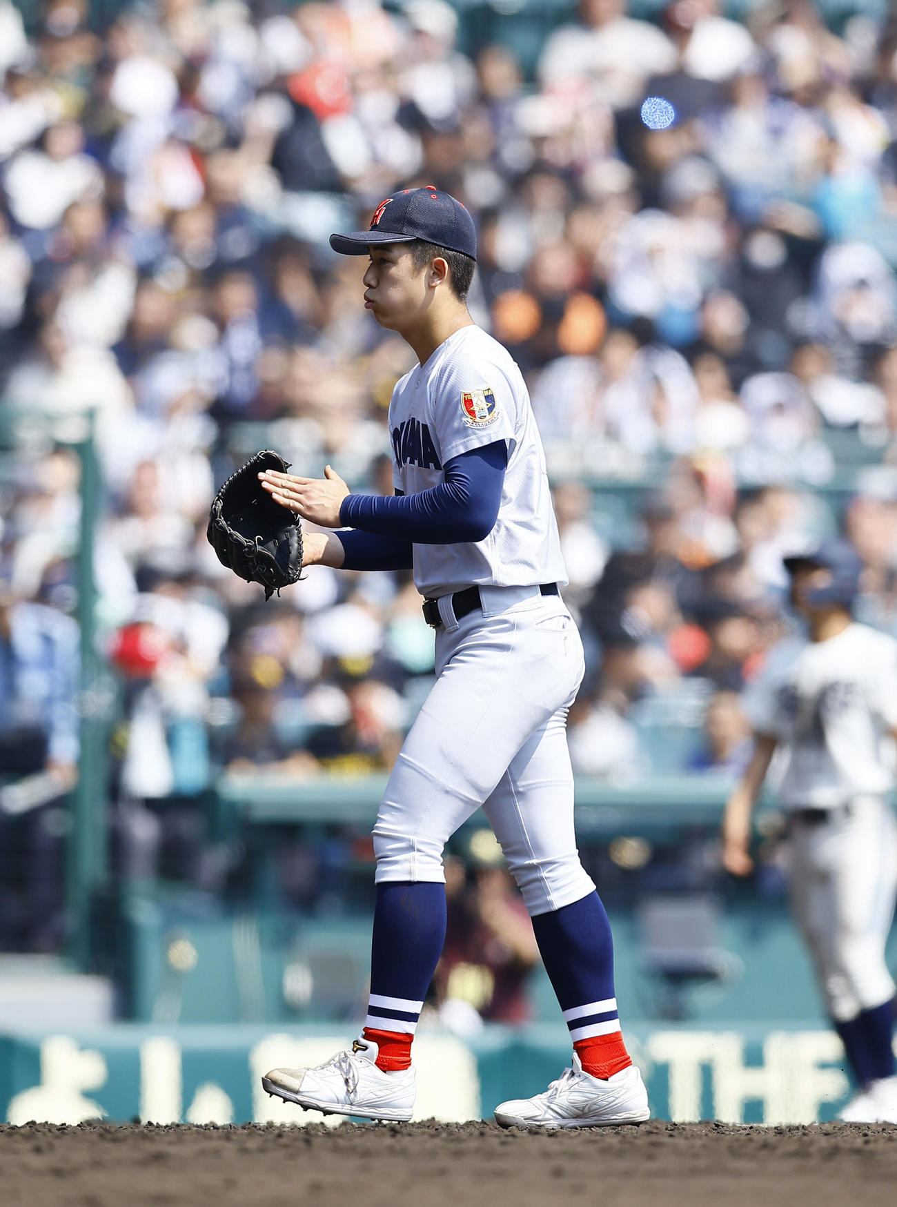 西本短大付対横浜　西本短大付に勝利し、グラブをたたく横浜・奥村頼（撮影・藤尾明華）