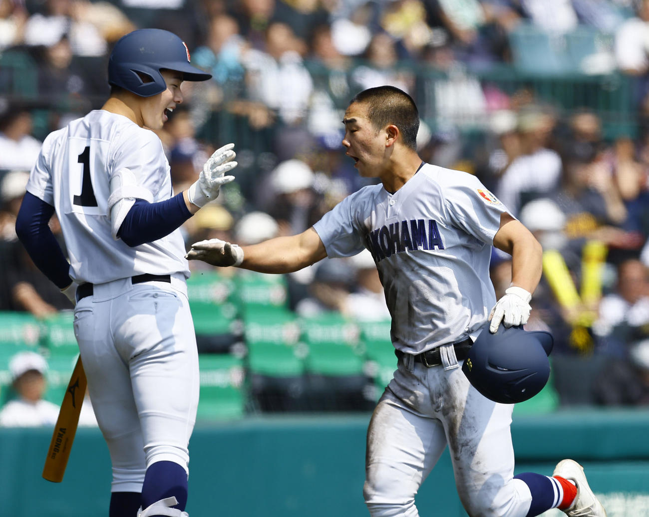 西本短大付対横浜　6回裏横浜1死二塁、為永の右前適時打で生還し奥村頼（左）とタッチを交わす今村（撮影・藤尾明華）