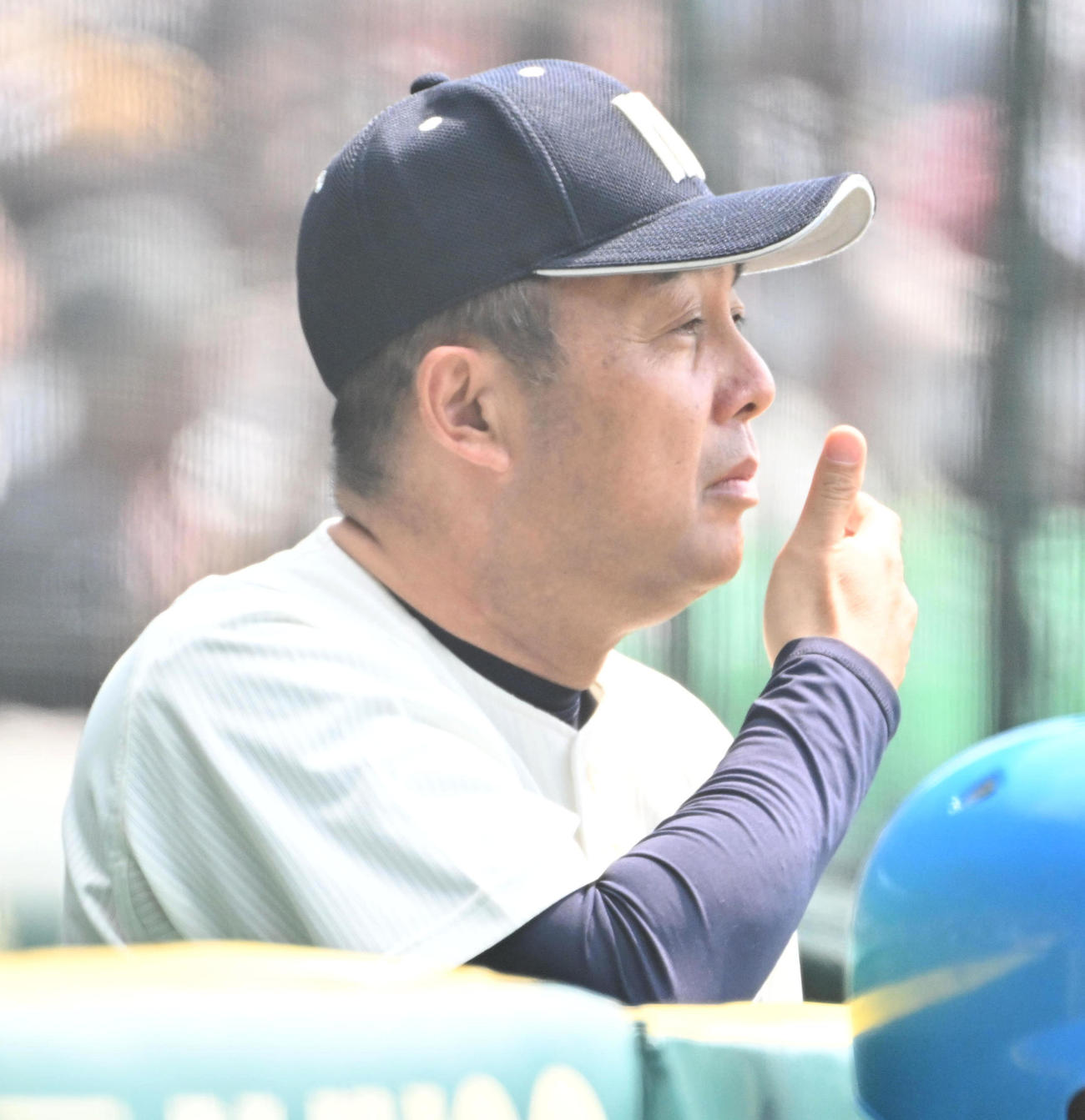 西本短大付対横浜　選手にサインを送る西本短大付の西村監督（撮影・石井愛子）