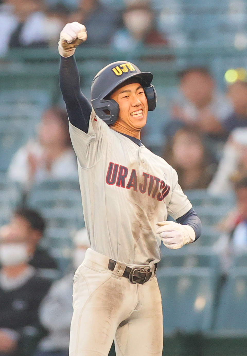 浦和実対聖光学院　タイブレーク10回表浦和実無死満塁、橋口は中前適時打を放ちガッツポーズする（撮影・上山淳一）