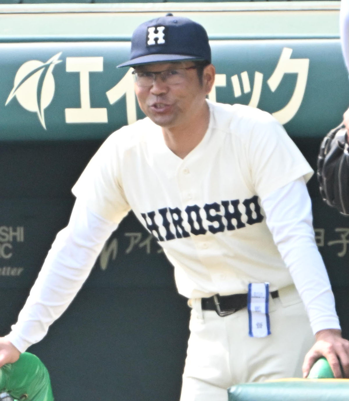 広島商対智弁和歌山　選手に声をかける広島商の荒谷監督（撮影・石井愛子）