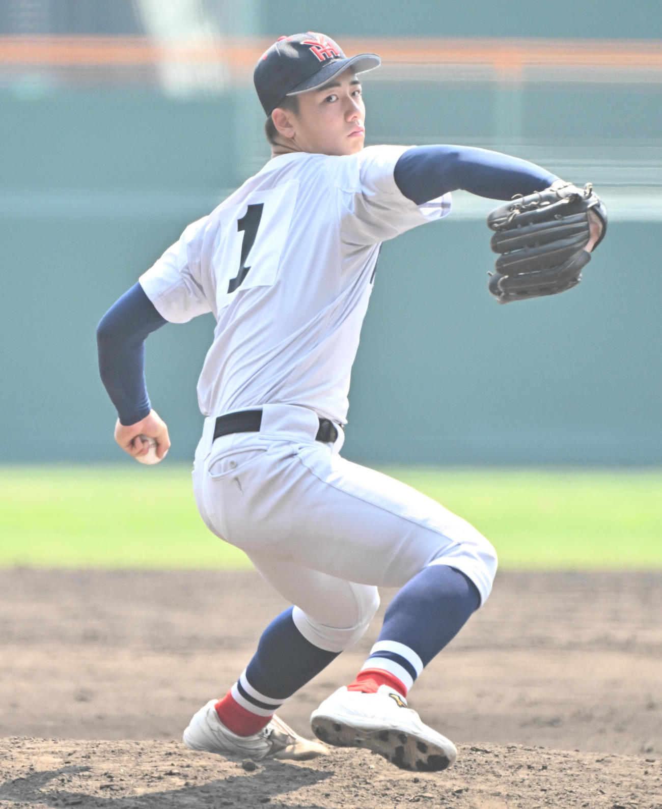 西本短大付対横浜　力投する横浜の奥村（撮影・石井愛子）