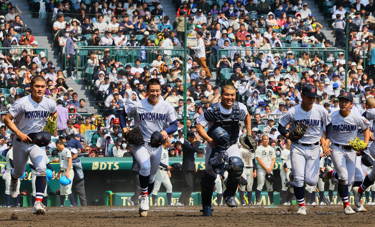西本短大付対横浜　西本短大付に勝利し、アルプスに駆け出す奥村頼（左から2人目）ら横浜ナイン（撮影・藤尾明華）
