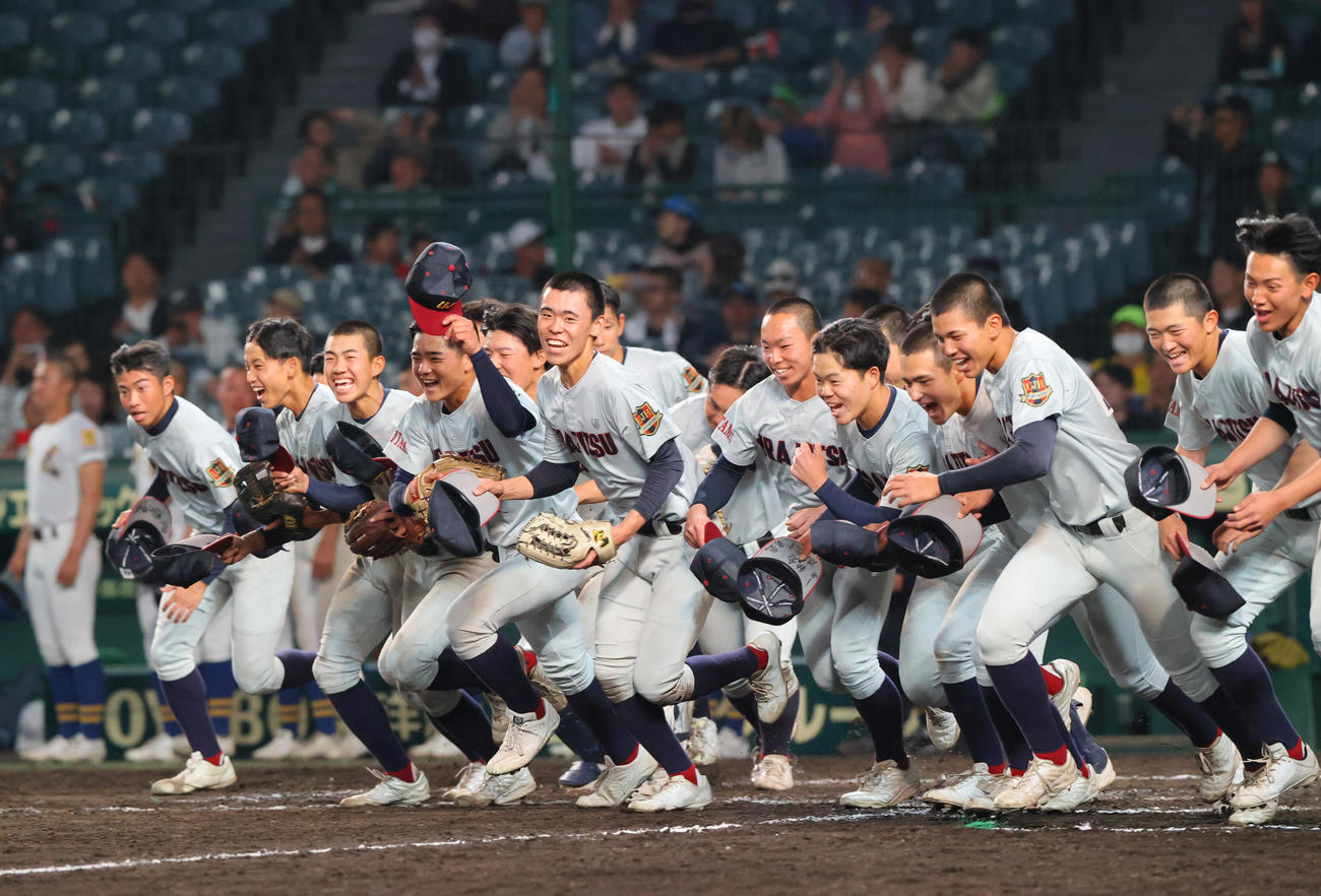 浦和実対聖光学院　タイブレークで聖光学院に勝利し、応援席に向かって笑顔で駆けだす浦和実ナイン（撮影・上山淳一）