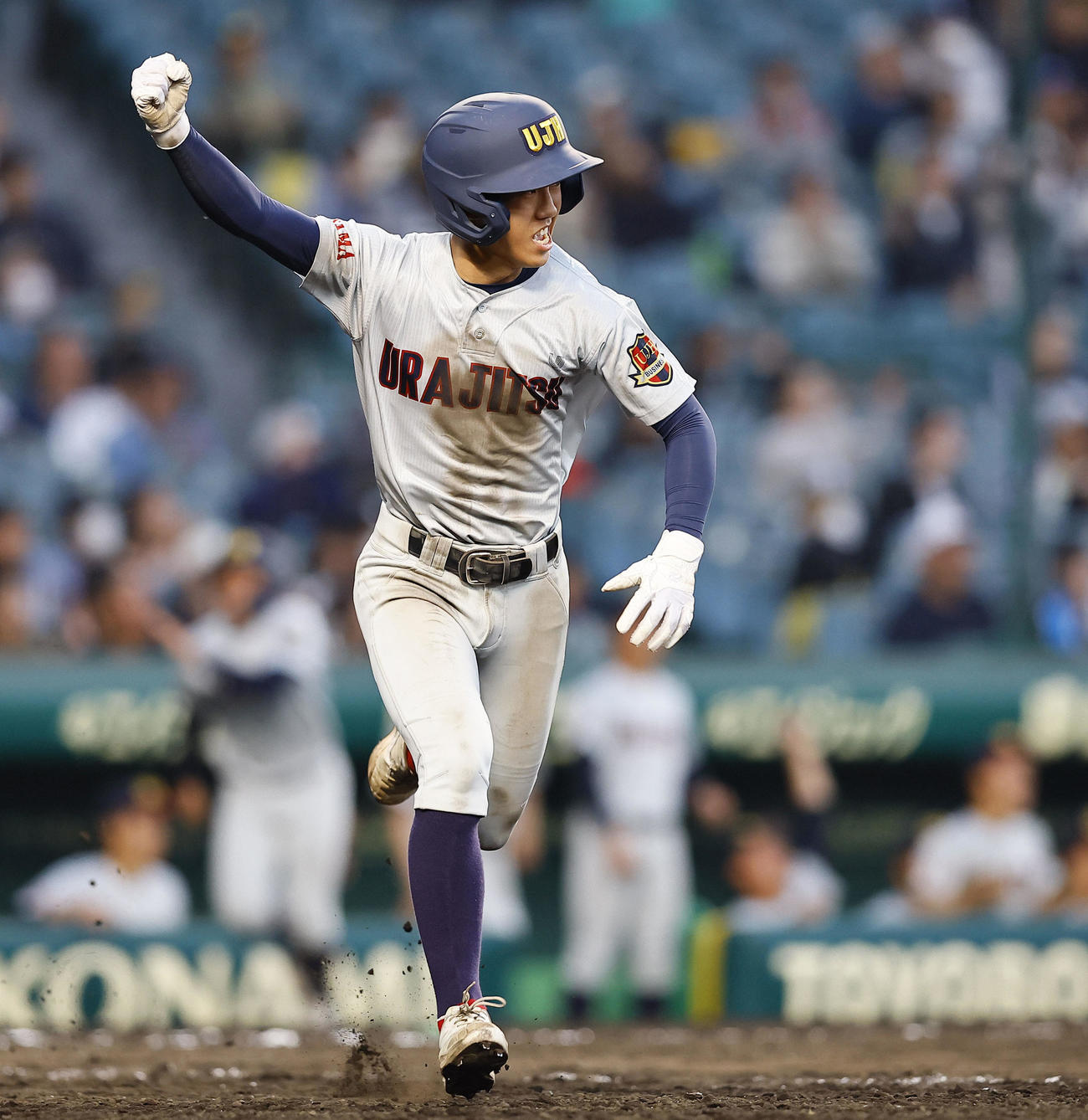 浦和実対聖光学院　10回表浦和実無死満塁、橋口は勝ち越しの中前適時打を放ちガッツポーズをする（撮影・藤尾明華）