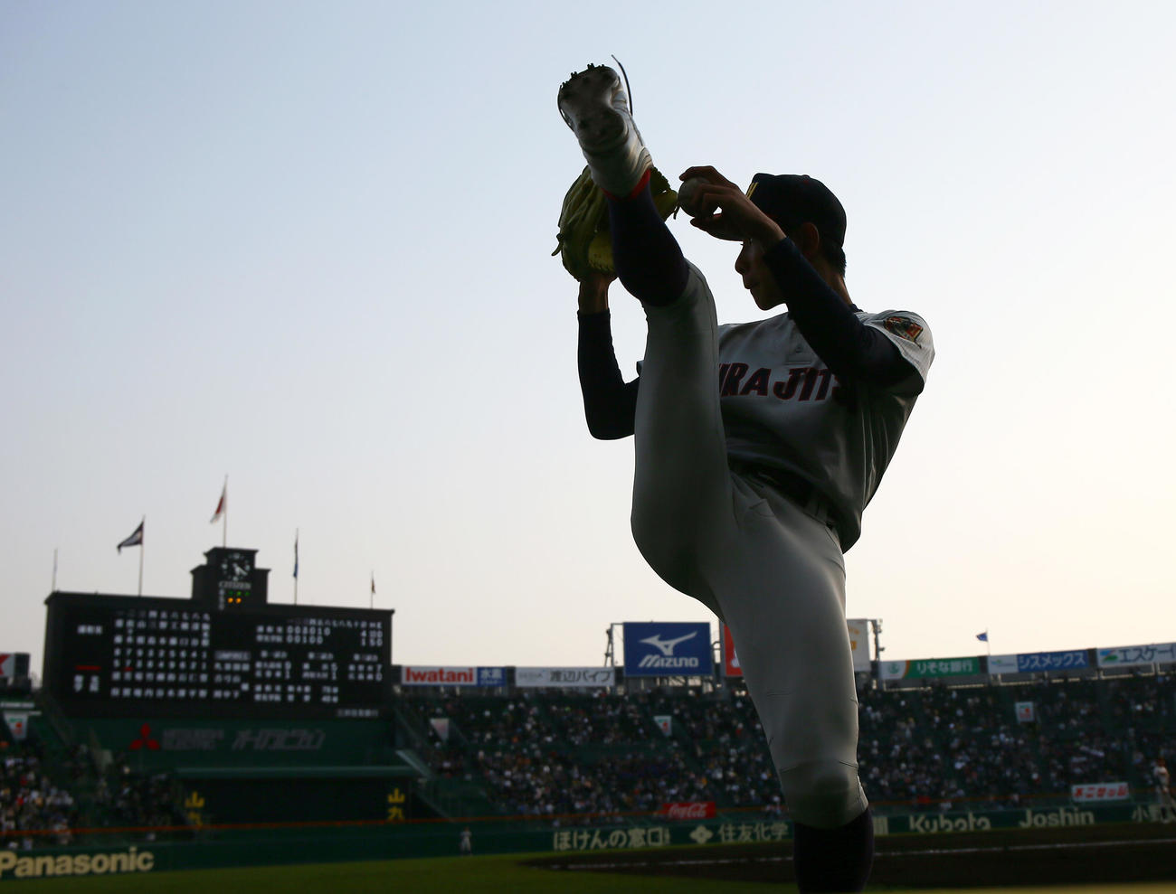 浦和実対聖光学院　6回裏、投球練習する浦和実エース石戸（撮影・上山淳一）