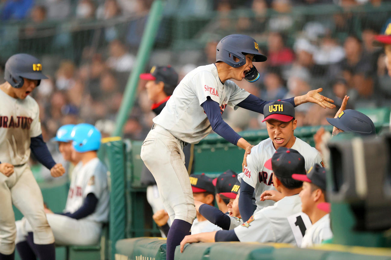 浦和実対聖光学院　タイブレーク10回表浦和実無死満塁、深谷の中越え3点適時三塁打で生還し喜ぶ工藤（中央）らナイン（撮影・上山淳一）