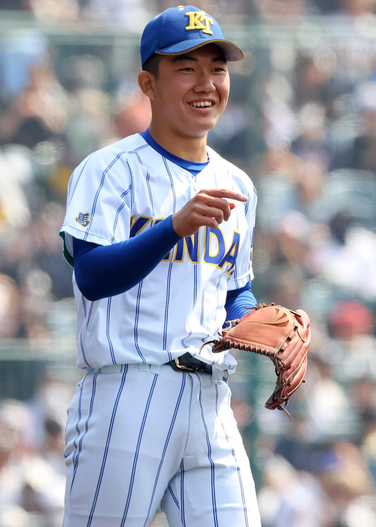 健大高崎対花巻東　8回裏花巻東無死、石垣は山崎を二ゴロに仕留め笑顔を見せる（撮影・上山淳一）