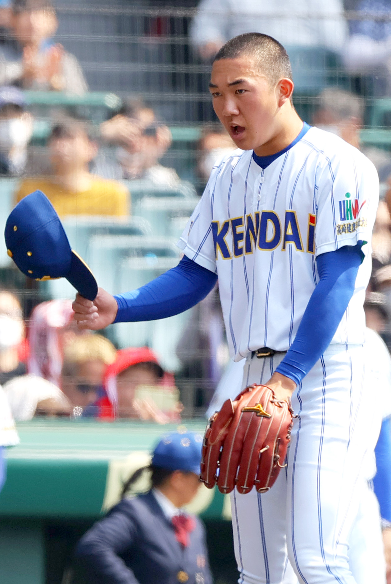 健大高崎対花巻東　花巻東に勝利した石垣は花巻東ナインに向かってあいさつする（撮影・上山淳一）