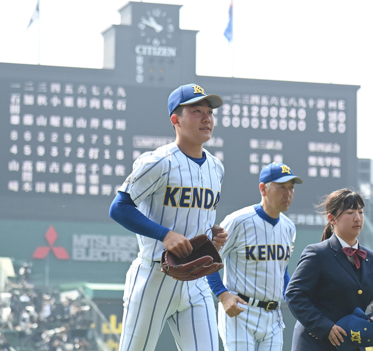 健大高崎対花巻東　試合終了後、アルプスにあいさつをしベンチに引き揚げる健大高崎の石垣（中央）（撮影・石井愛子）