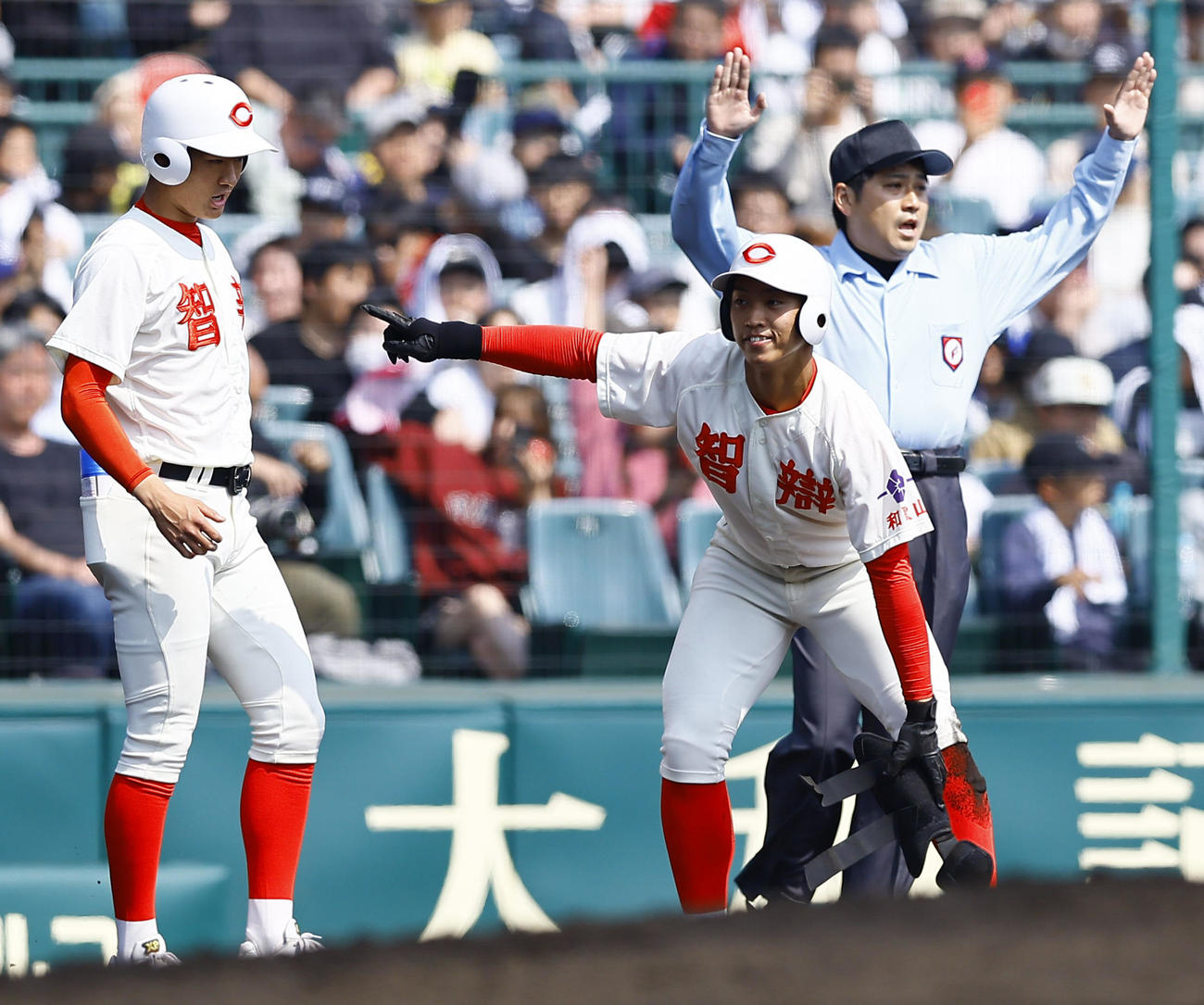 広島商対智弁和歌山　1回裏智弁和歌山1死一塁、山下は左越えに先制の適時三塁打を放ちポーズをとる（撮影・藤尾明華）