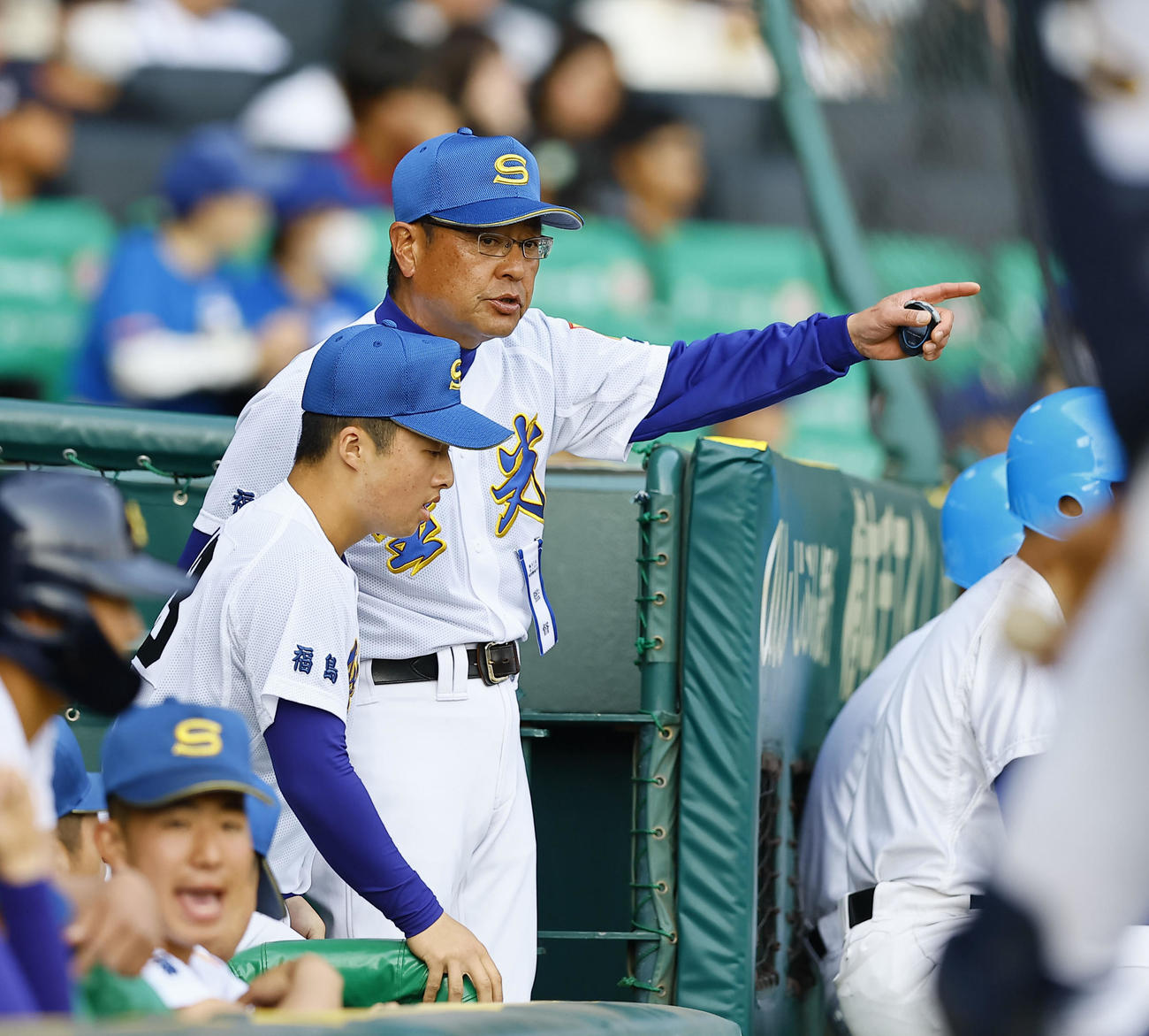 浦和実対聖光学院　3回、伝令を出す聖光学院・斎藤監督（右）（撮影・藤尾明華）