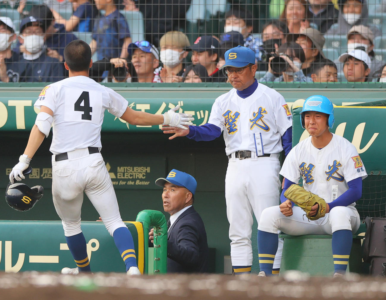 浦和実対聖光学院　6回裏聖光学院2死一、二塁、細谷（左）は左越え3点本塁打を放ち斎藤監督とタッチをかわす（撮影・上山淳一）