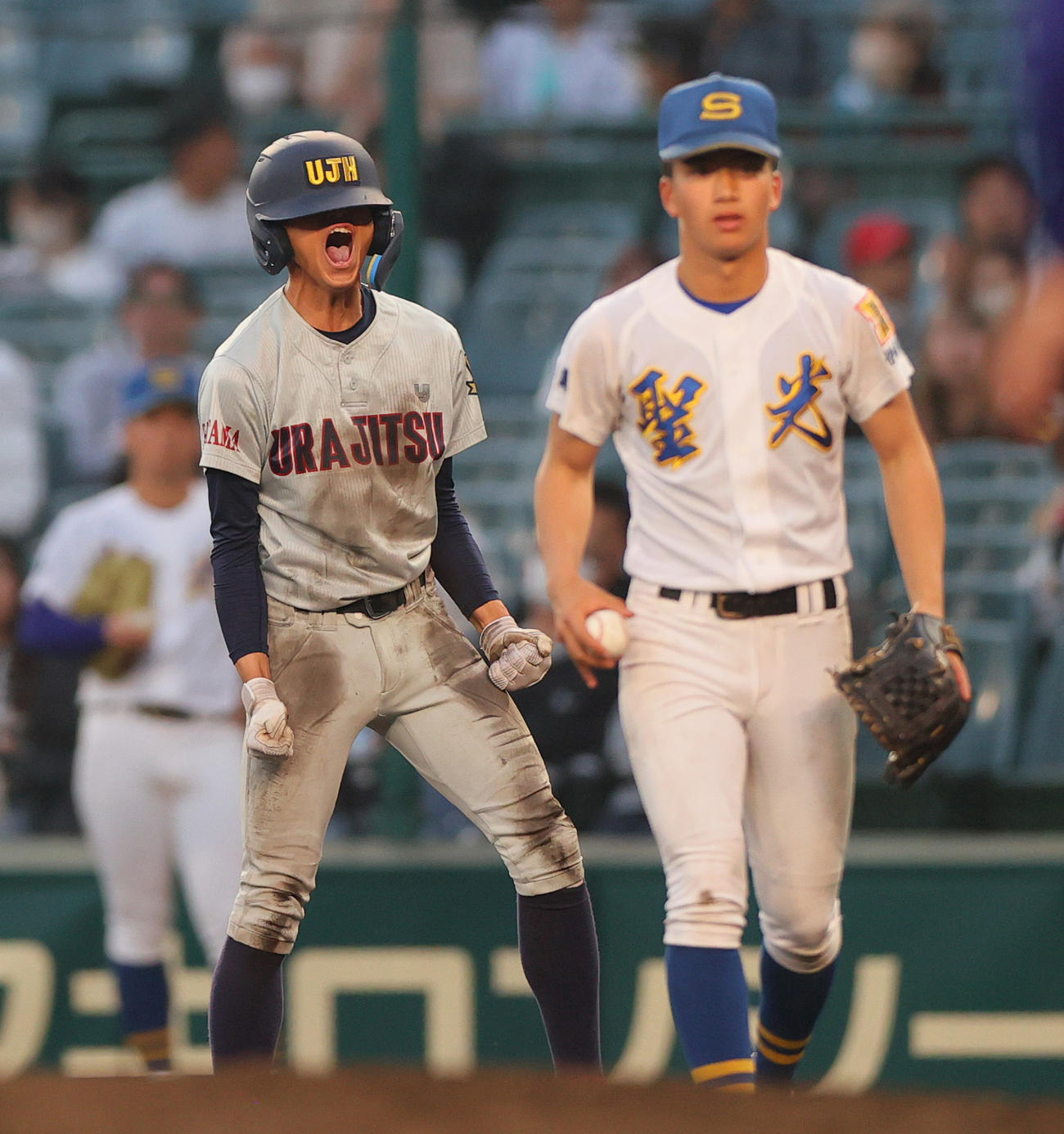 浦和実対聖光学院　タイブレーク10回表浦和実無死一、二塁、工藤（左）はバントで三塁内野安打とし一塁で雄たけびを上げる（撮影・上山淳一）