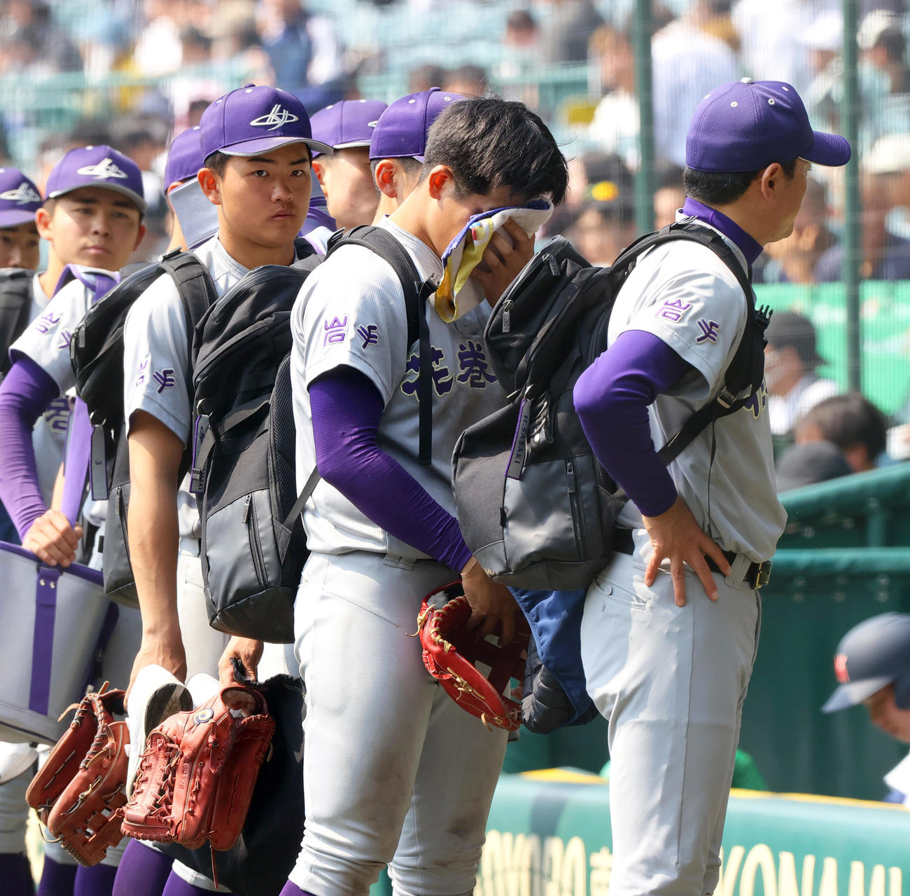 健大高崎対花巻東　健大高崎に敗れタオルで顔を押さえる花巻東・古城（右から2人目）（撮影・上山淳一）